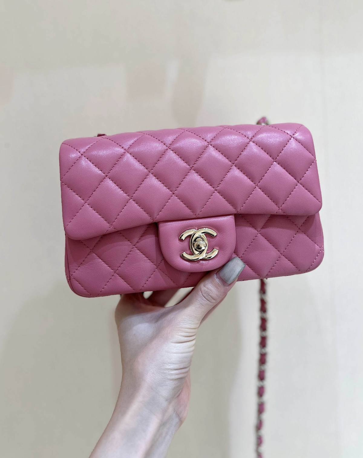 Ellebag’s Top-Grade Replica of the Chanel Mini Flap Bag: A 20cm Deep Pink Lambskin with Champagne Gold Hardware(2025 Feb Updated)-Best Quality Replica designer Bag factory in China