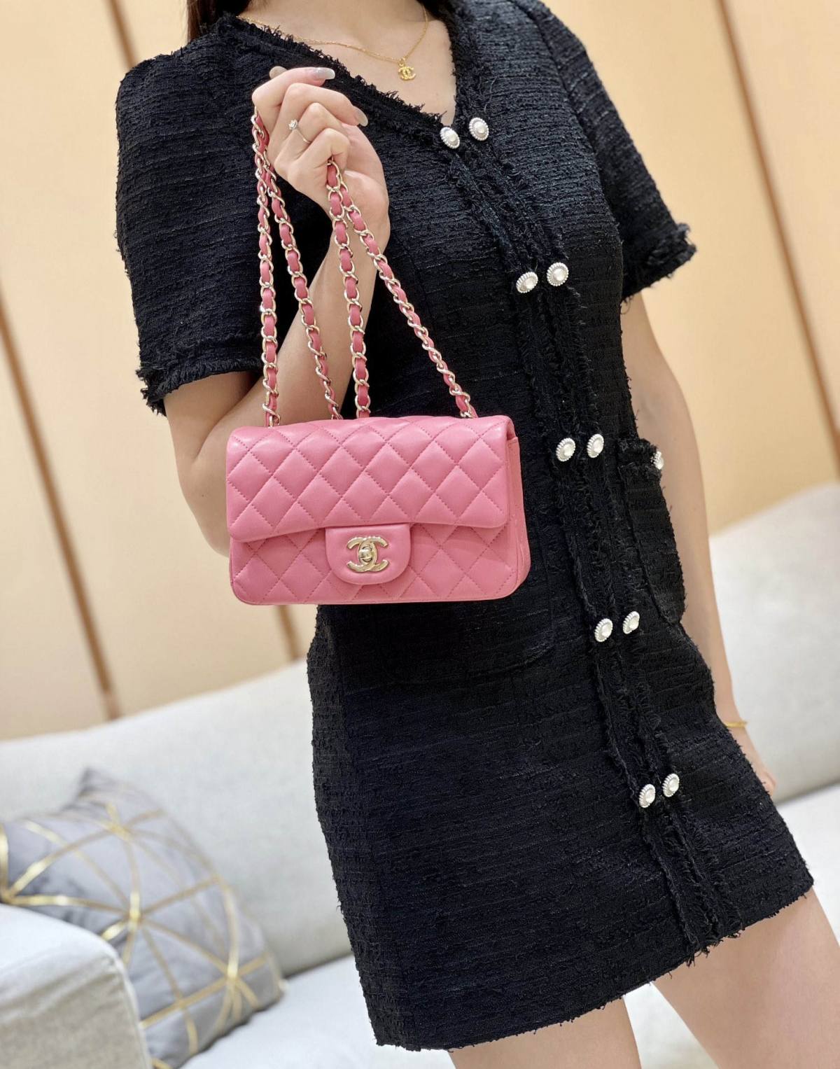 Ellebag’s Top-Grade Replica of the Chanel Mini Flap Bag: A 20cm Deep Pink Lambskin with Champagne Gold Hardware(2025 Feb Updated)-Best Quality Replica designer Bag factory in China