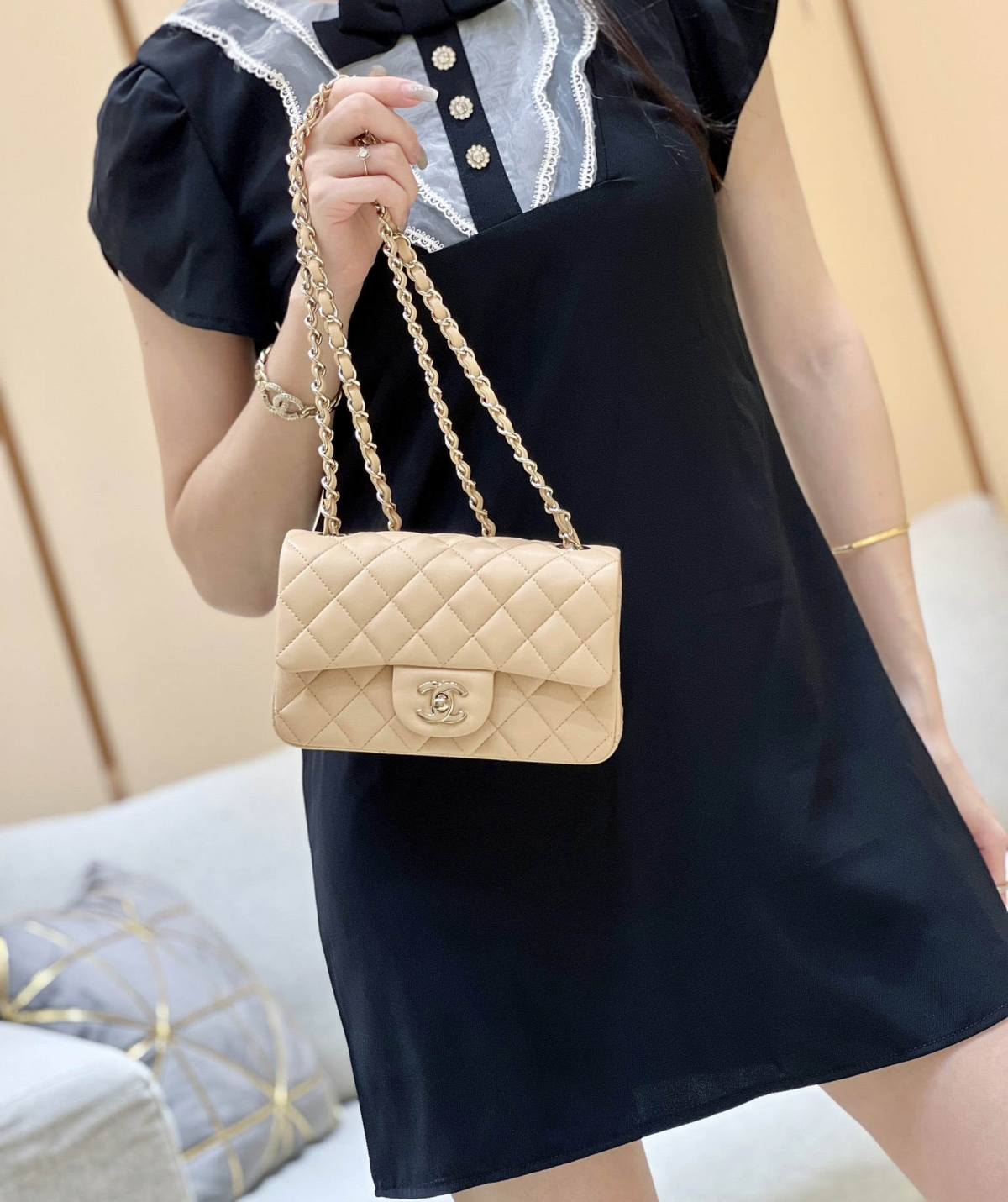 Ellebag’s Top-Grade Replica of the Chanel Mini Flap Bag: A 20cm Light Beige Lambskin with Champagne Gold Hardware(2025 Feb Updated)-Интернет-магазин поддельной сумки Louis Vuitton лучшего качества, копия дизайнерской сумки ru