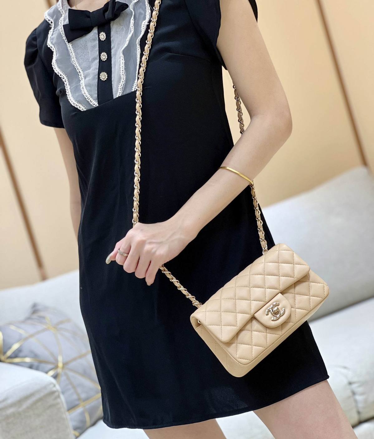 Ellebag’s Top-Grade Replica of the Chanel Mini Flap Bag: A 20cm Light Beige Lambskin with Champagne Gold Hardware(2025 Feb Updated)-Интернет-магазин поддельной сумки Louis Vuitton лучшего качества, копия дизайнерской сумки ru