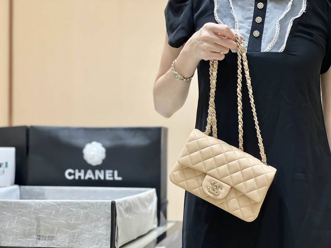 Ellebag’s Top-Grade Replica of the Chanel Mini Flap Bag: A 20cm Light Beige Lambskin with Champagne Gold Hardware(2025 Feb Updated)-Интернет-магазин поддельной сумки Louis Vuitton лучшего качества, копия дизайнерской сумки ru