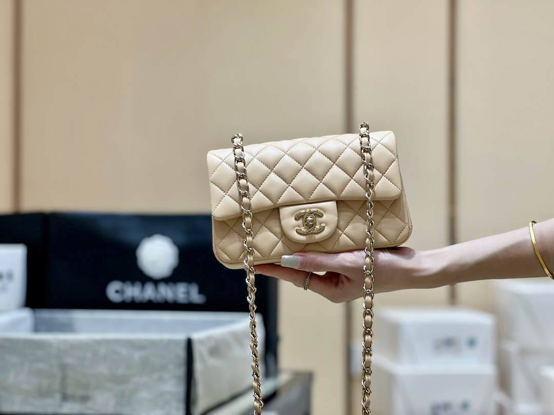 Ellebag’s Top-Grade Replica of the Chanel Mini Flap Bag: A 20cm Light Beige Lambskin with Champagne Gold Hardware(2025 Feb Updated)-Интернет-магазин поддельной сумки Louis Vuitton лучшего качества, копия дизайнерской сумки ru