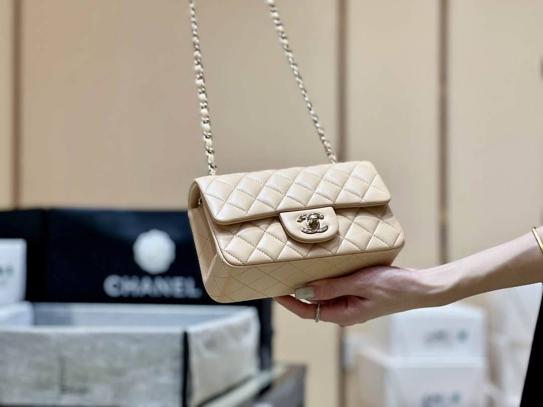 Ellebag’s Top-Grade Replica of the Chanel Mini Flap Bag: A 20cm Light Beige Lambskin with Champagne Gold Hardware(2025 Feb Updated)-Интернет-магазин поддельной сумки Louis Vuitton лучшего качества, копия дизайнерской сумки ru