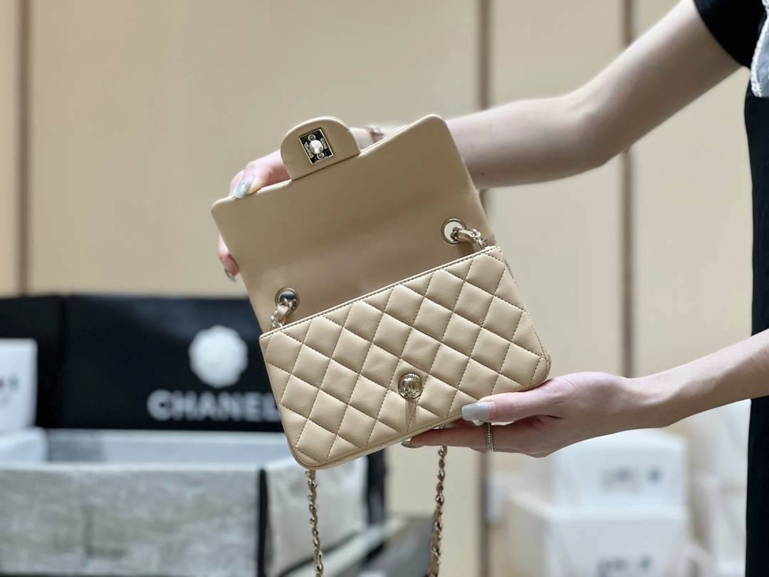 Ellebag’s Top-Grade Replica of the Chanel Mini Flap Bag: A 20cm Light Beige Lambskin with Champagne Gold Hardware(2025 Feb Updated)-Интернет-магазин поддельной сумки Louis Vuitton лучшего качества, копия дизайнерской сумки ru