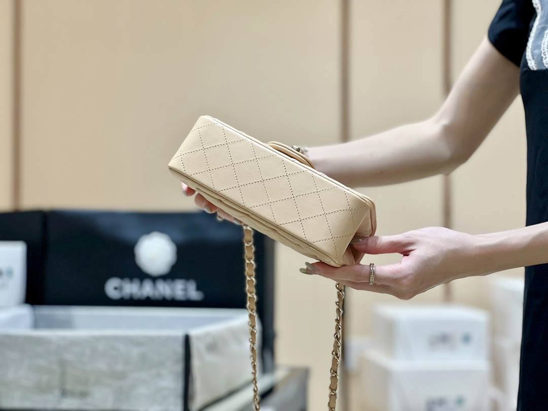 Ellebag’s Top-Grade Replica of the Chanel Mini Flap Bag: A 20cm Light Beige Lambskin with Champagne Gold Hardware(2025 Feb Updated)-Интернет-магазин поддельной сумки Louis Vuitton лучшего качества, копия дизайнерской сумки ru