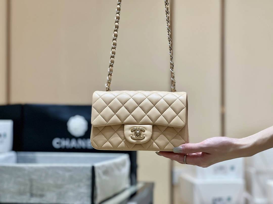 Ellebag’s Top-Grade Replica of the Chanel Mini Flap Bag: A 20cm Light Beige Lambskin with Champagne Gold Hardware(2025 Feb Updated)-Интернет-магазин поддельной сумки Louis Vuitton лучшего качества, копия дизайнерской сумки ru