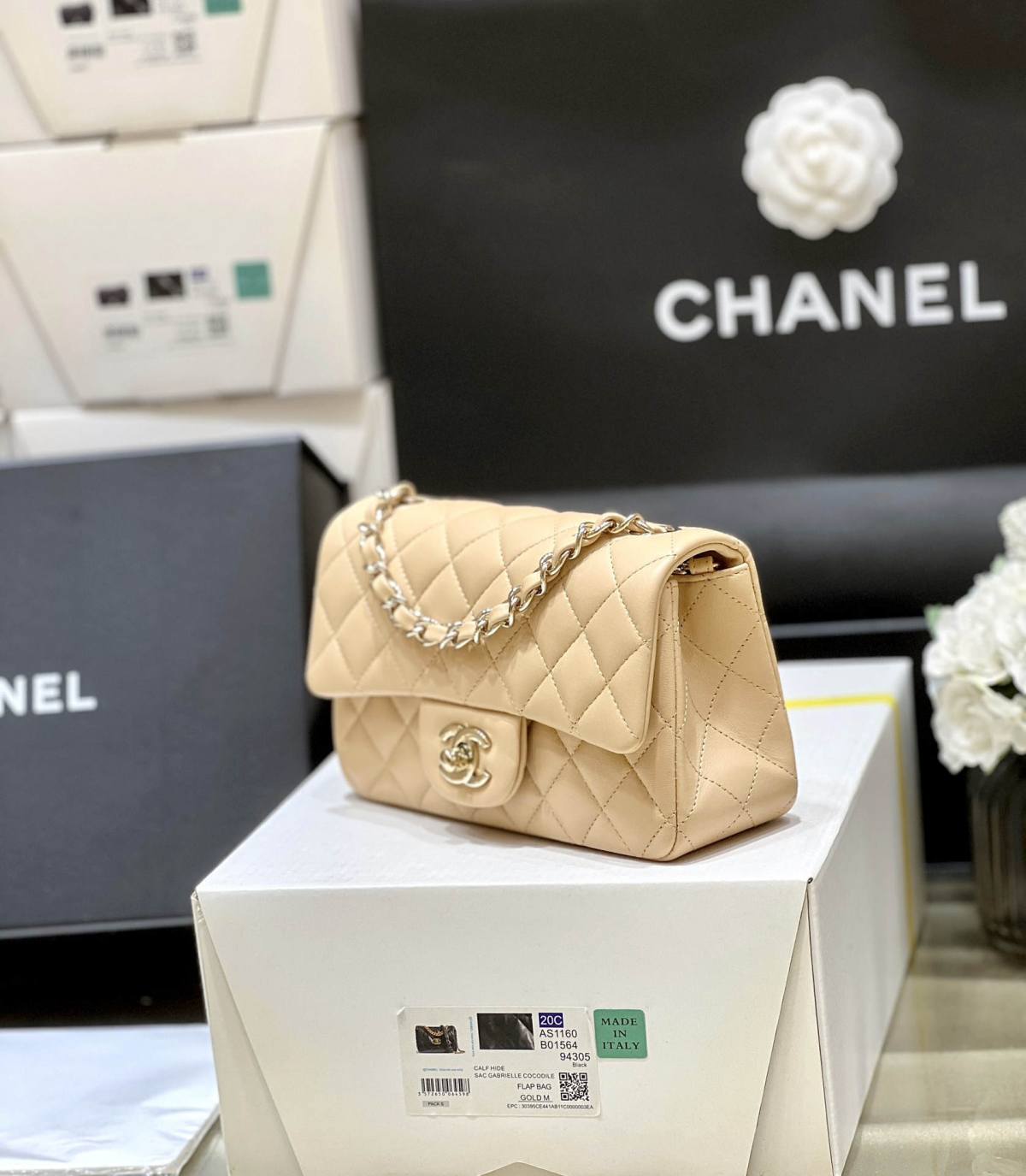 Ellebag’s Top-Grade Replica of the Chanel Mini Flap Bag: A 20cm Light Beige Lambskin with Champagne Gold Hardware(2025 Feb Updated)-Интернет-магазин поддельной сумки Louis Vuitton лучшего качества, копия дизайнерской сумки ru