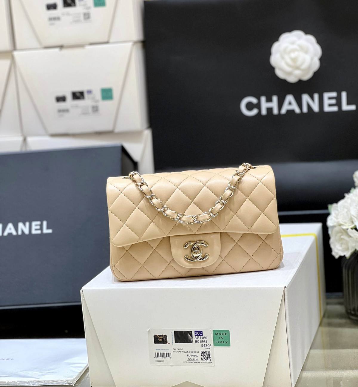 Ellebag’s Top-Grade Replica of the Chanel Mini Flap Bag: A 20cm Light Beige Lambskin with Champagne Gold Hardware(2025 Feb Updated)-Интернет-магазин поддельной сумки Louis Vuitton лучшего качества, копия дизайнерской сумки ru