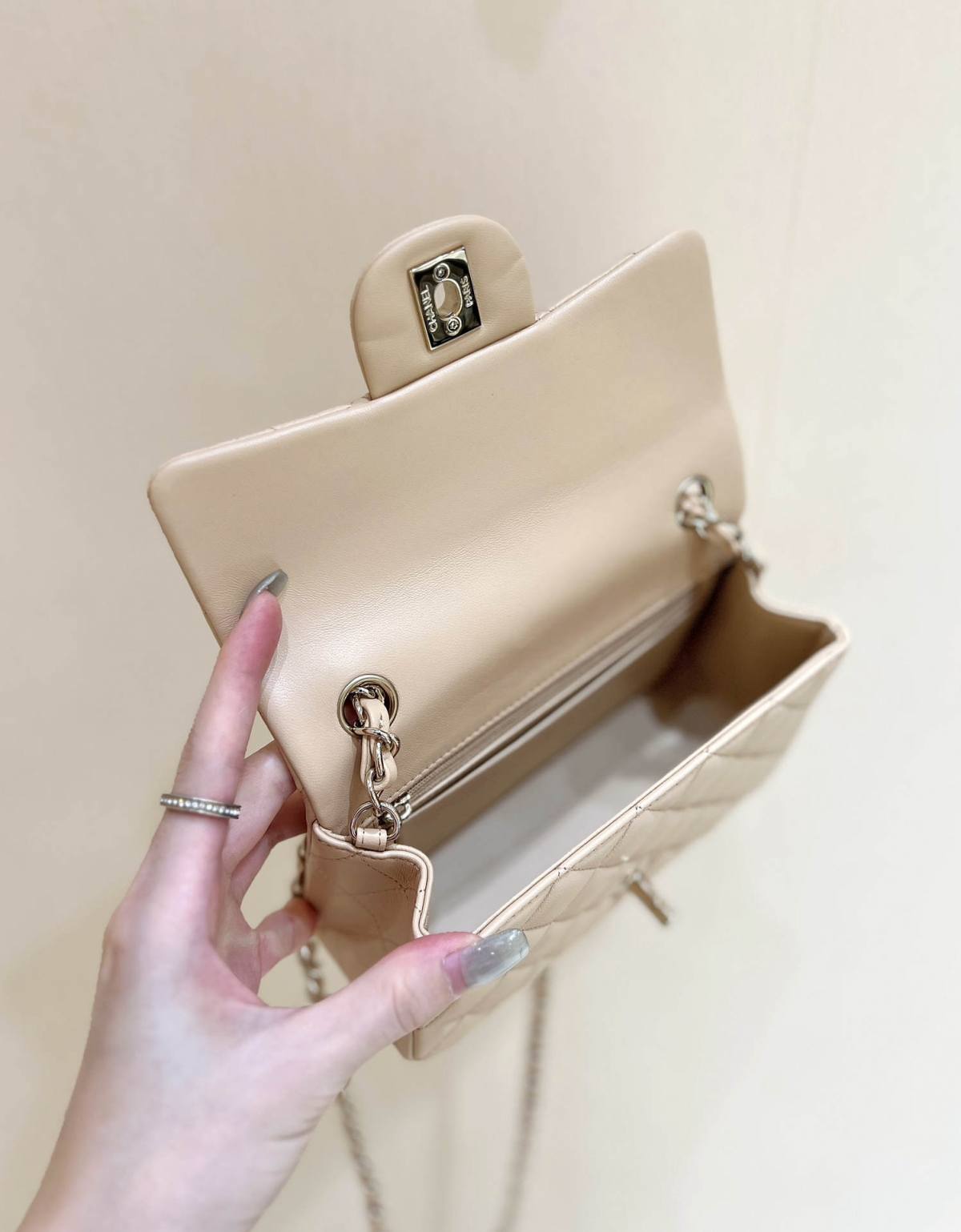 Ellebag’s Top-Grade Replica of the Chanel Mini Flap Bag: A 20cm Light Beige Lambskin with Champagne Gold Hardware(2025 Feb Updated)-Интернет-магазин поддельной сумки Louis Vuitton лучшего качества, копия дизайнерской сумки ru