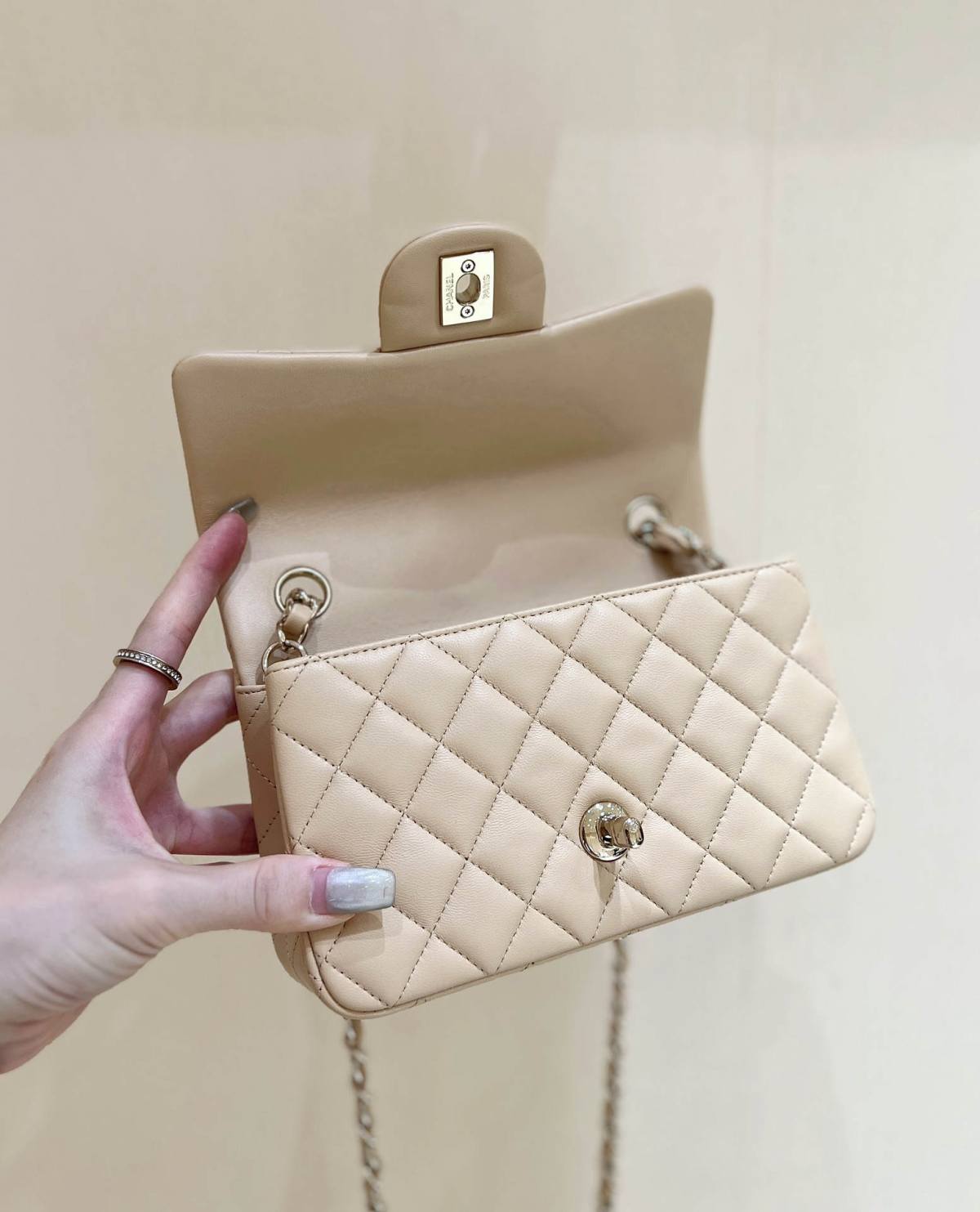 Ellebag’s Top-Grade Replica of the Chanel Mini Flap Bag: A 20cm Light Beige Lambskin with Champagne Gold Hardware(2025 Feb Updated)-Интернет-магазин поддельной сумки Louis Vuitton лучшего качества, копия дизайнерской сумки ru