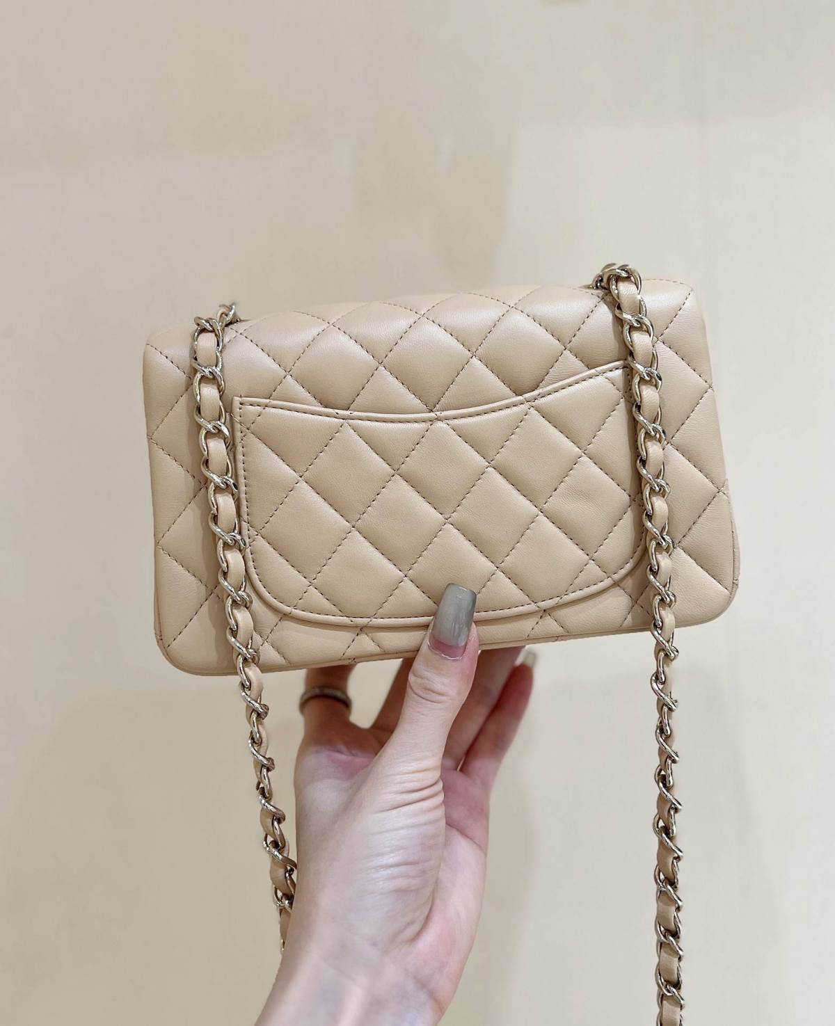 Ellebag’s Top-Grade Replica of the Chanel Mini Flap Bag: A 20cm Light Beige Lambskin with Champagne Gold Hardware(2025 Feb Updated)-Интернет-магазин поддельной сумки Louis Vuitton лучшего качества, копия дизайнерской сумки ru