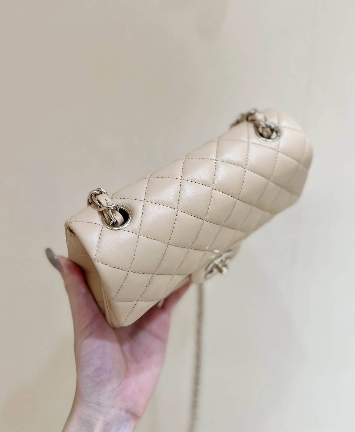 Ellebag’s Top-Grade Replica of the Chanel Mini Flap Bag: A 20cm Light Beige Lambskin with Champagne Gold Hardware(2025 Feb Updated)-Интернет-магазин поддельной сумки Louis Vuitton лучшего качества, копия дизайнерской сумки ru