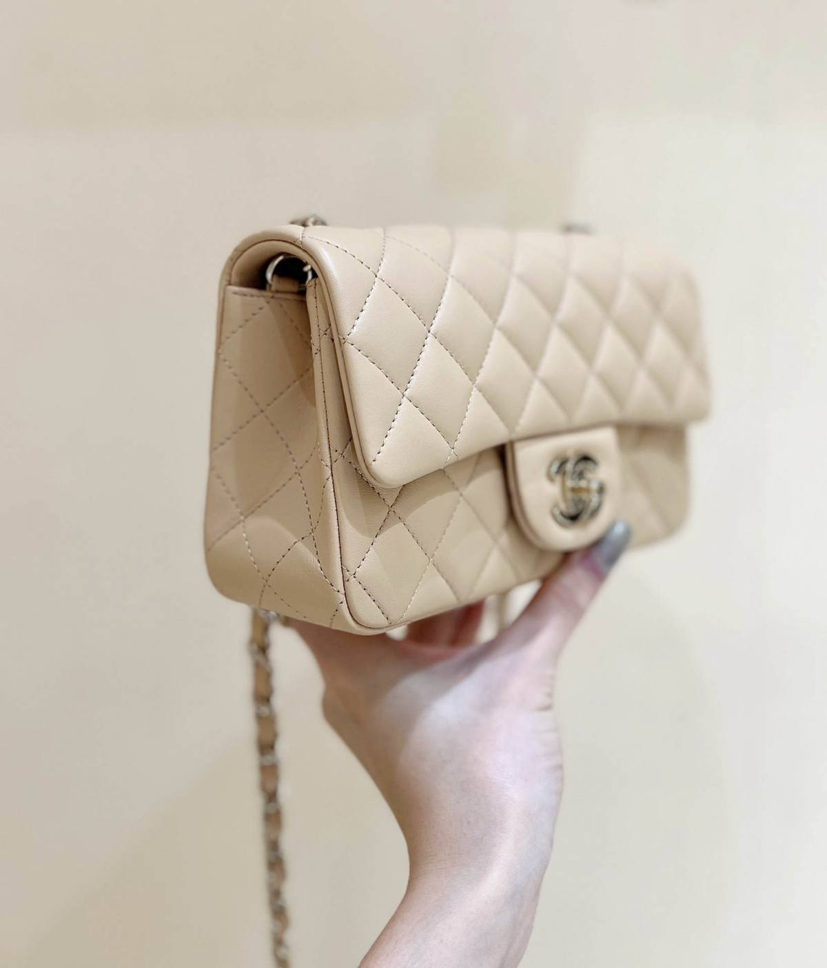 Ellebag’s Top-Grade Replica of the Chanel Mini Flap Bag: A 20cm Light Beige Lambskin with Champagne Gold Hardware(2025 Feb Updated)-Интернет-магазин поддельной сумки Louis Vuitton лучшего качества, копия дизайнерской сумки ru