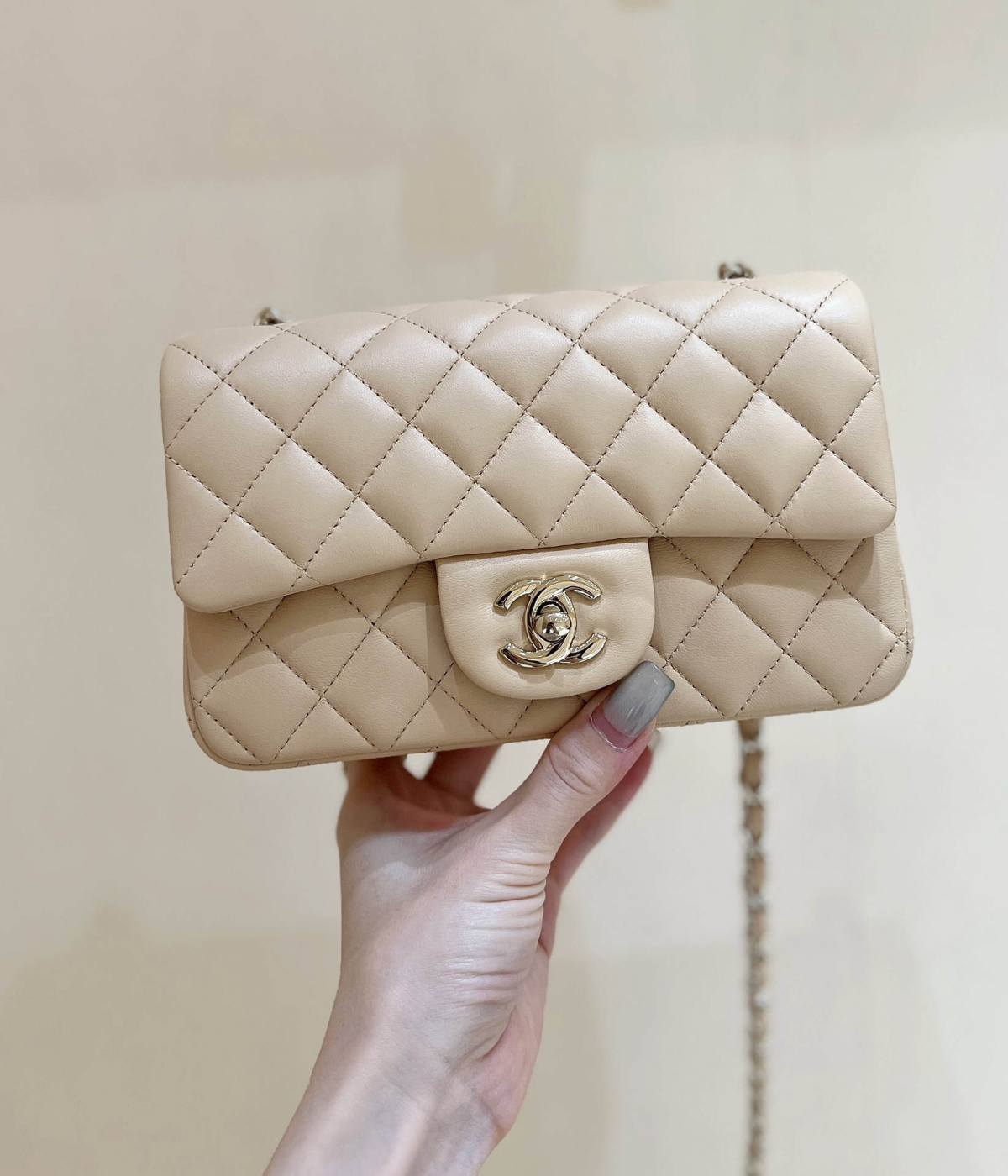 Ellebag’s Top-Grade Replica of the Chanel Mini Flap Bag: A 20cm Light Beige Lambskin with Champagne Gold Hardware(2025 Feb Updated)-Интернет-магазин поддельной сумки Louis Vuitton лучшего качества, копия дизайнерской сумки ru