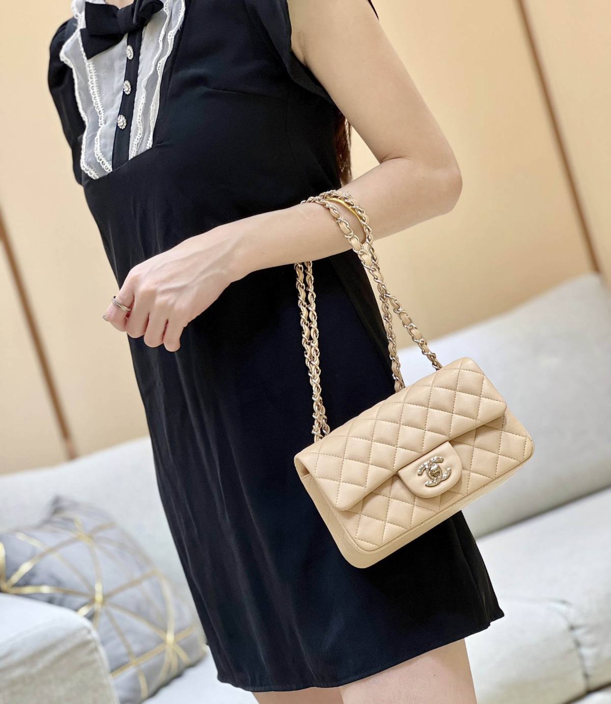 Ellebag’s Top-Grade Replica of the Chanel Mini Flap Bag: A 20cm Light Beige Lambskin with Champagne Gold Hardware(2025 Feb Updated)-Интернет-магазин поддельной сумки Louis Vuitton лучшего качества, копия дизайнерской сумки ru