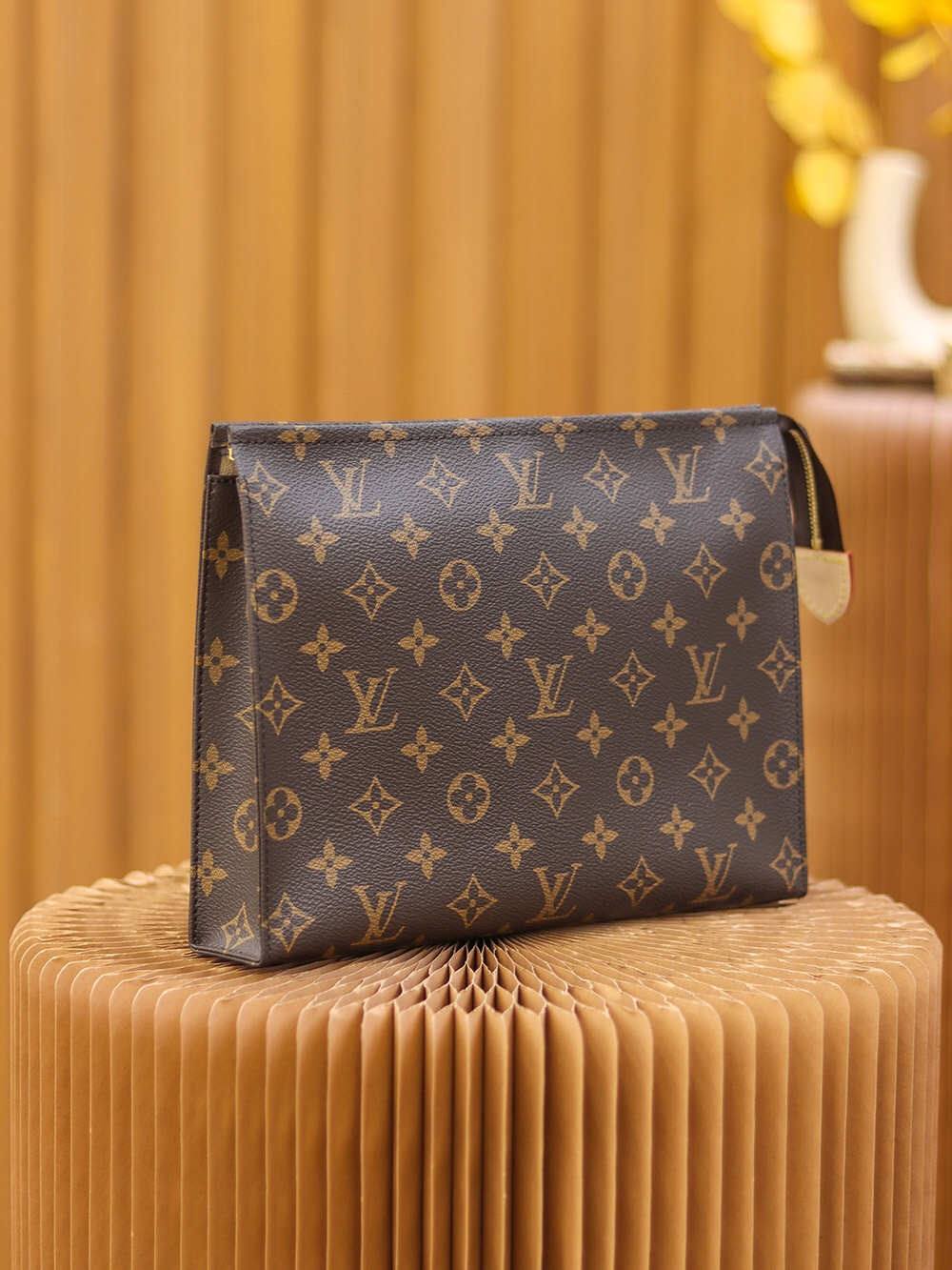 Ellebag’s 1:1 Replica of Louis Vuitton M47542 Washbag: A Perfect Blend of Timeless Craftsmanship(2025 Feb Updated)-Интернет-магазин поддельной сумки Louis Vuitton лучшего качества, копия дизайнерской сумки ru