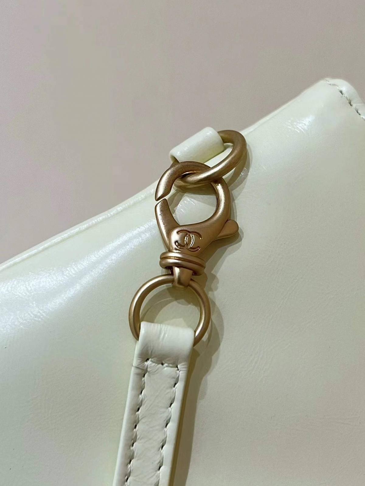 Exploring Ellebag super fake Chanel 22 Handbag (AS3260): A Craftsmanship Perspective(2025 Feb Updated)-Интернет-магазин поддельной сумки Louis Vuitton лучшего качества, копия дизайнерской сумки ru