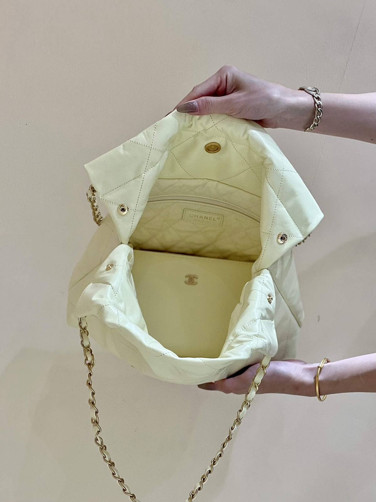 Exploring Ellebag super fake Chanel 22 Handbag (AS3260): A Craftsmanship Perspective(2025 Feb Updated)-Интернет-магазин поддельной сумки Louis Vuitton лучшего качества, копия дизайнерской сумки ru