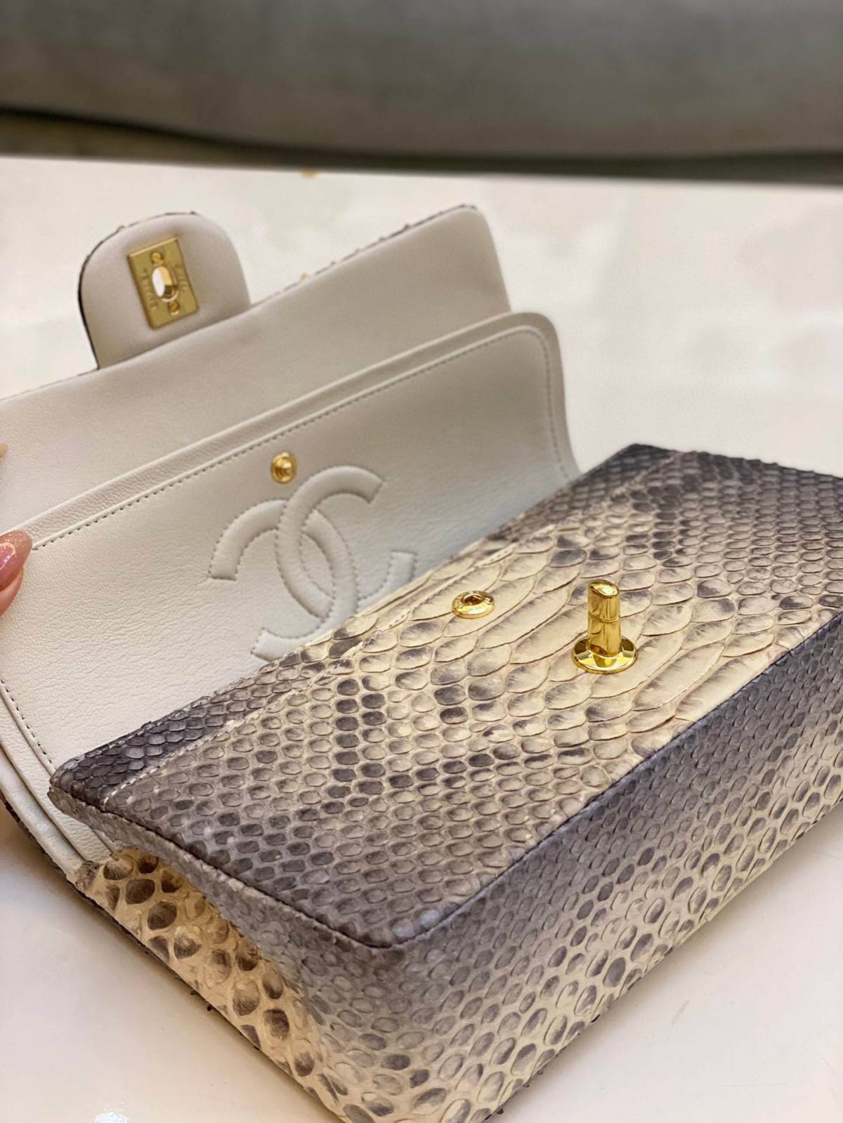 Exploring Ellebag super fake Chanel Classic Flap Bag: The Allure of the 25.5cm Pink Python Leather Edition(2025 Feb Updated)-Best Quality Fake Louis Vuitton Bag Online Store, Replica designer bag ru