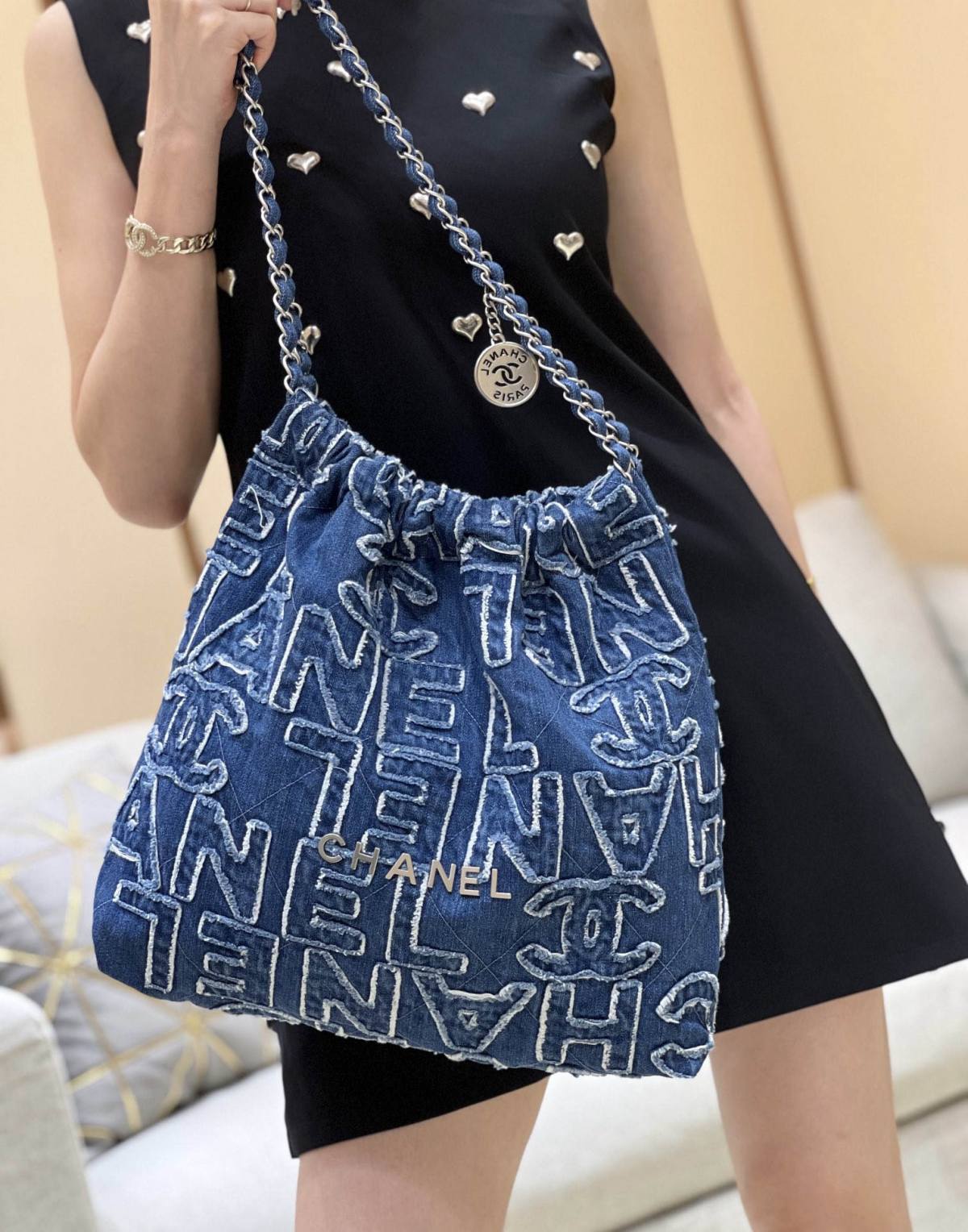 Exploring Ellebag’s Top-Grade Replica of the Chanel 22 Medium Handbag: A 39cm x 42cm Denim Delight with Silver Hardware(2025 Mar Updated)-उत्तम गुणवत्ता नकली लुई Vuitton बैग ऑनलाइन स्टोर, प्रतिकृति डिजाइनर बैग ru