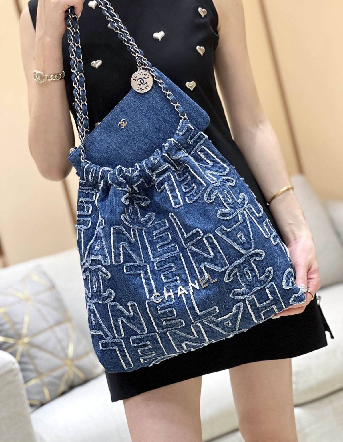 Exploring Ellebag’s Top-Grade Replica of the Chanel 22 Medium Handbag: A 39cm x 42cm Denim Delight with Silver Hardware(2025 Mar Updated)-उत्तम गुणवत्ता नकली लुई Vuitton बैग ऑनलाइन स्टोर, प्रतिकृति डिजाइनर बैग ru