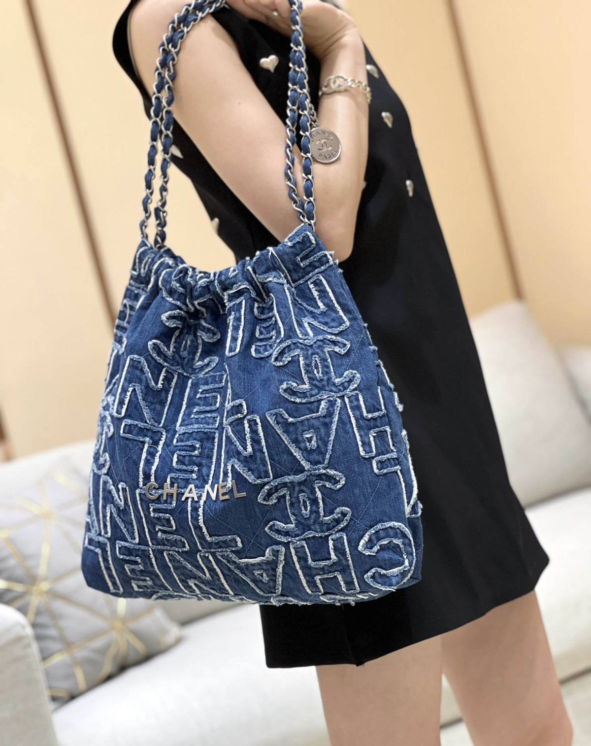 Exploring Ellebag’s Top-Grade Replica of the Chanel 22 Medium Handbag: A 39cm x 42cm Denim Delight with Silver Hardware(2025 Mar Updated)-उत्तम गुणवत्ता नकली लुई Vuitton बैग ऑनलाइन स्टोर, प्रतिकृति डिजाइनर बैग ru