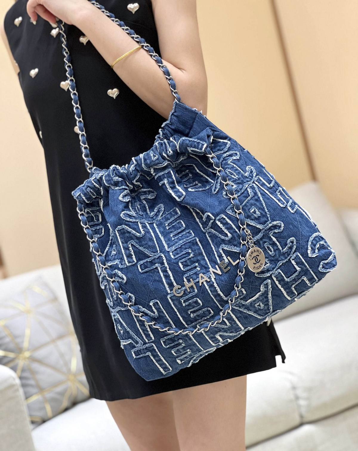 Exploring Ellebag’s Top-Grade Replica of the Chanel 22 Medium Handbag: A 39cm x 42cm Denim Delight with Silver Hardware(2025 Mar Updated)-उत्तम गुणवत्ता नकली लुई Vuitton बैग ऑनलाइन स्टोर, प्रतिकृति डिजाइनर बैग ru