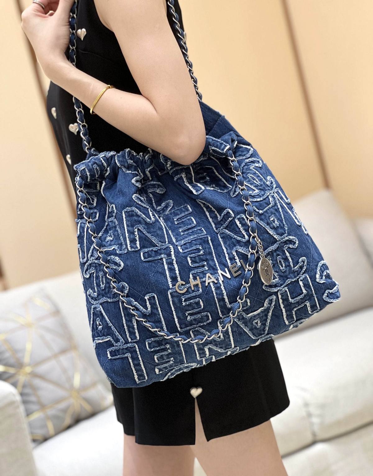 Exploring Ellebag’s Top-Grade Replica of the Chanel 22 Medium Handbag: A 39cm x 42cm Denim Delight with Silver Hardware(2025 Mar Updated)-उत्तम गुणवत्ता नकली लुई Vuitton बैग ऑनलाइन स्टोर, प्रतिकृति डिजाइनर बैग ru