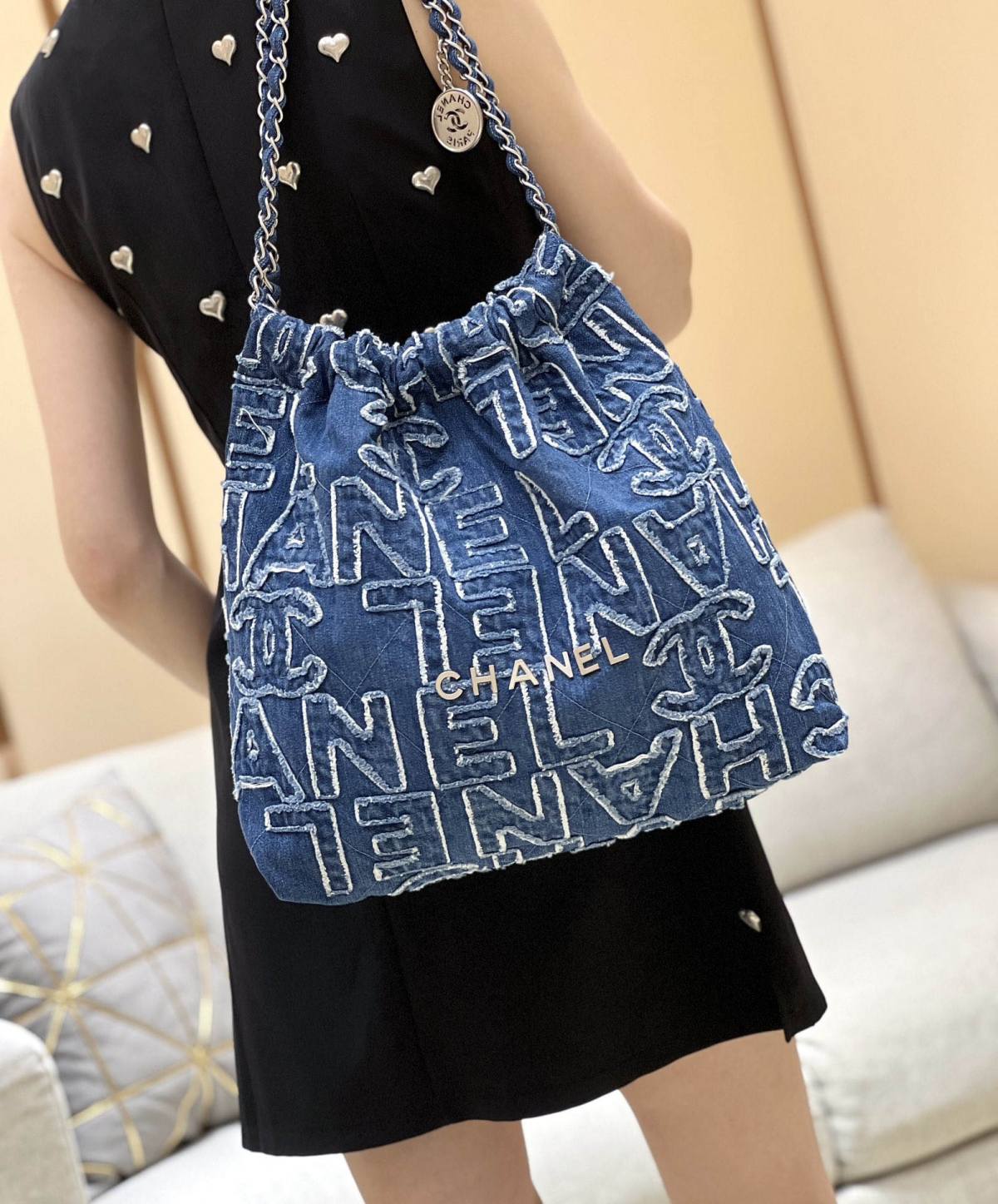 Exploring Ellebag’s Top-Grade Replica of the Chanel 22 Medium Handbag: A 39cm x 42cm Denim Delight with Silver Hardware(2025 Mar Updated)-उत्तम गुणवत्ता नकली लुई Vuitton बैग ऑनलाइन स्टोर, प्रतिकृति डिजाइनर बैग ru