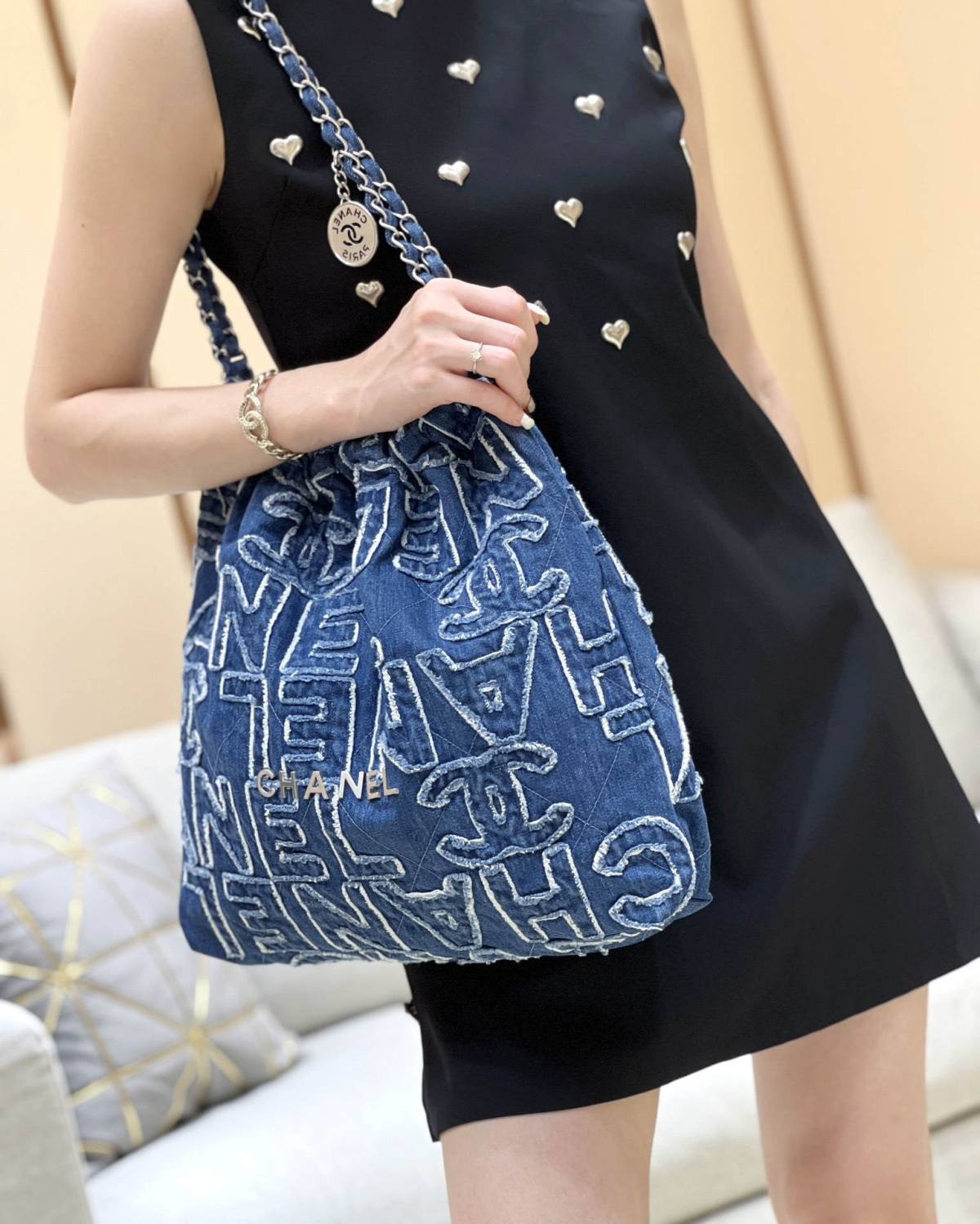 Exploring Ellebag’s Top-Grade Replica of the Chanel 22 Medium Handbag: A 39cm x 42cm Denim Delight with Silver Hardware(2025 Mar Updated)-उत्तम गुणवत्ता नकली लुई Vuitton बैग ऑनलाइन स्टोर, प्रतिकृति डिजाइनर बैग ru