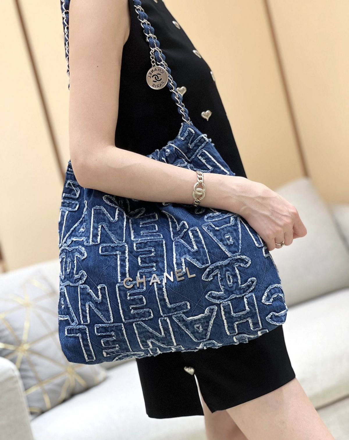 Exploring Ellebag’s Top-Grade Replica of the Chanel 22 Medium Handbag: A 39cm x 42cm Denim Delight with Silver Hardware(2025 Mar Updated)-उत्तम गुणवत्ता नकली लुई Vuitton बैग ऑनलाइन स्टोर, प्रतिकृति डिजाइनर बैग ru