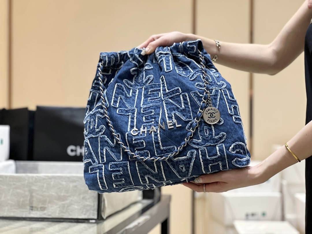 Exploring Ellebag’s Top-Grade Replica of the Chanel 22 Medium Handbag: A 39cm x 42cm Denim Delight with Silver Hardware(2025 Mar Updated)-उत्तम गुणवत्ता नकली लुई Vuitton बैग ऑनलाइन स्टोर, प्रतिकृति डिजाइनर बैग ru