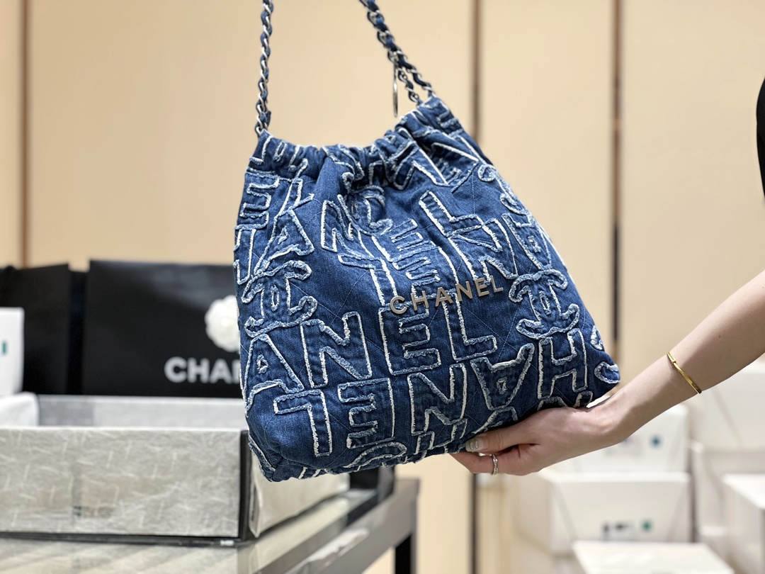 Exploring Ellebag’s Top-Grade Replica of the Chanel 22 Medium Handbag: A 39cm x 42cm Denim Delight with Silver Hardware(2025 Mar Updated)-उत्तम गुणवत्ता नकली लुई Vuitton बैग ऑनलाइन स्टोर, प्रतिकृति डिजाइनर बैग ru