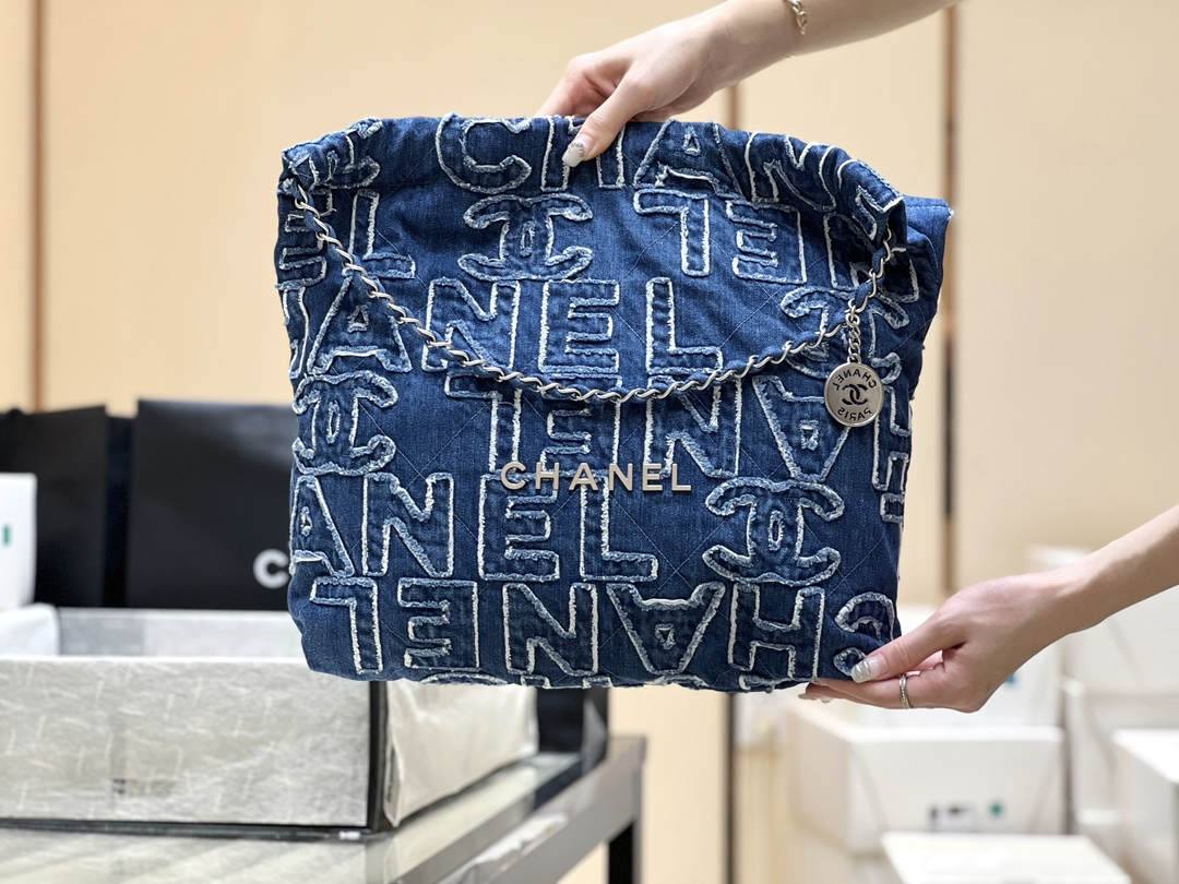 Exploring Ellebag’s Top-Grade Replica of the Chanel 22 Medium Handbag: A 39cm x 42cm Denim Delight with Silver Hardware(2025 Mar Updated)-उत्तम गुणवत्ता नकली लुई Vuitton बैग ऑनलाइन स्टोर, प्रतिकृति डिजाइनर बैग ru