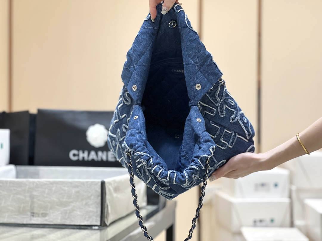 Exploring Ellebag’s Top-Grade Replica of the Chanel 22 Medium Handbag: A 39cm x 42cm Denim Delight with Silver Hardware(2025 Mar Updated)-उत्तम गुणवत्ता नकली लुई Vuitton बैग ऑनलाइन स्टोर, प्रतिकृति डिजाइनर बैग ru