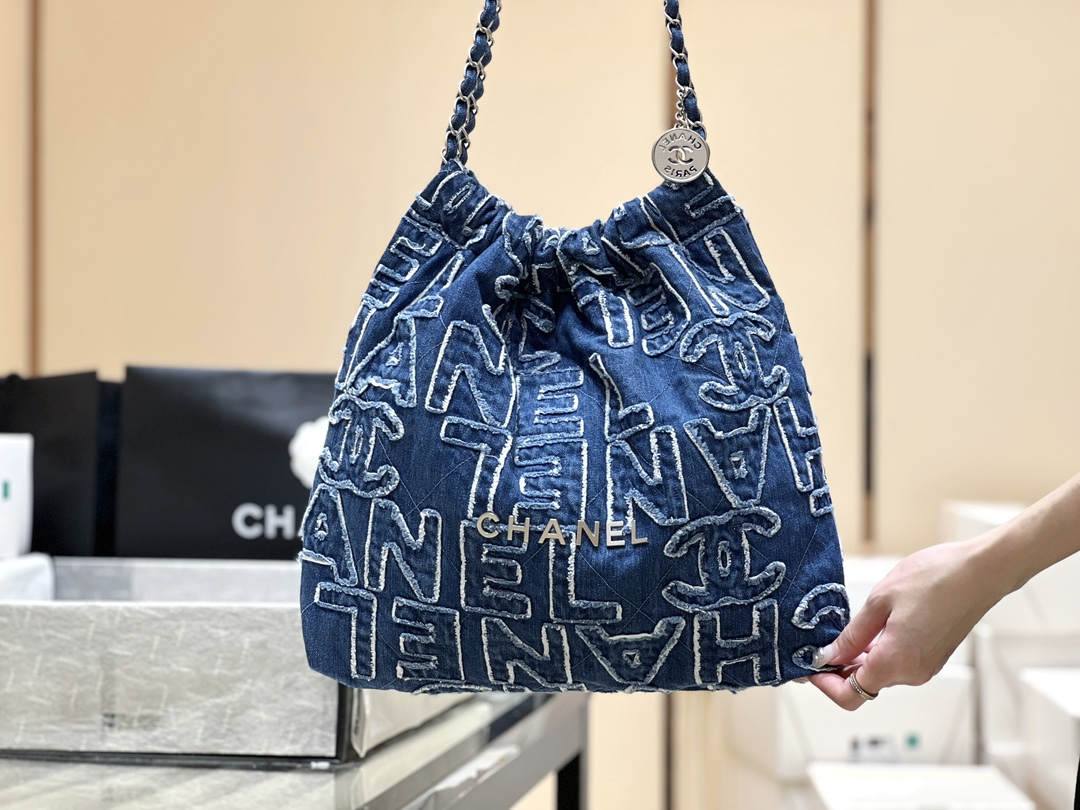 Exploring Ellebag’s Top-Grade Replica of the Chanel 22 Medium Handbag: A 39cm x 42cm Denim Delight with Silver Hardware(2025 Mar Updated)-उत्तम गुणवत्ता नकली लुई Vuitton बैग ऑनलाइन स्टोर, प्रतिकृति डिजाइनर बैग ru