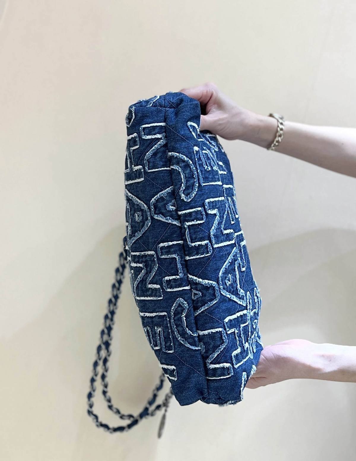 Exploring Ellebag’s Top-Grade Replica of the Chanel 22 Medium Handbag: A 39cm x 42cm Denim Delight with Silver Hardware(2025 Mar Updated)-उत्तम गुणवत्ता नकली लुई Vuitton बैग ऑनलाइन स्टोर, प्रतिकृति डिजाइनर बैग ru