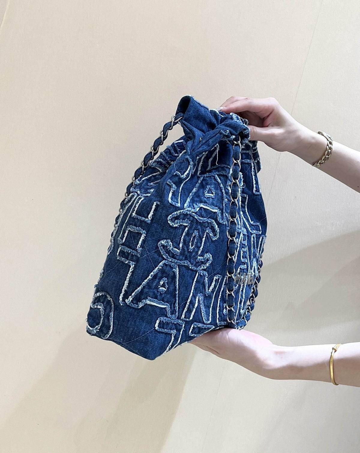 Exploring Ellebag’s Top-Grade Replica of the Chanel 22 Medium Handbag: A 39cm x 42cm Denim Delight with Silver Hardware(2025 Mar Updated)-उत्तम गुणवत्ता नकली लुई Vuitton बैग ऑनलाइन स्टोर, प्रतिकृति डिजाइनर बैग ru