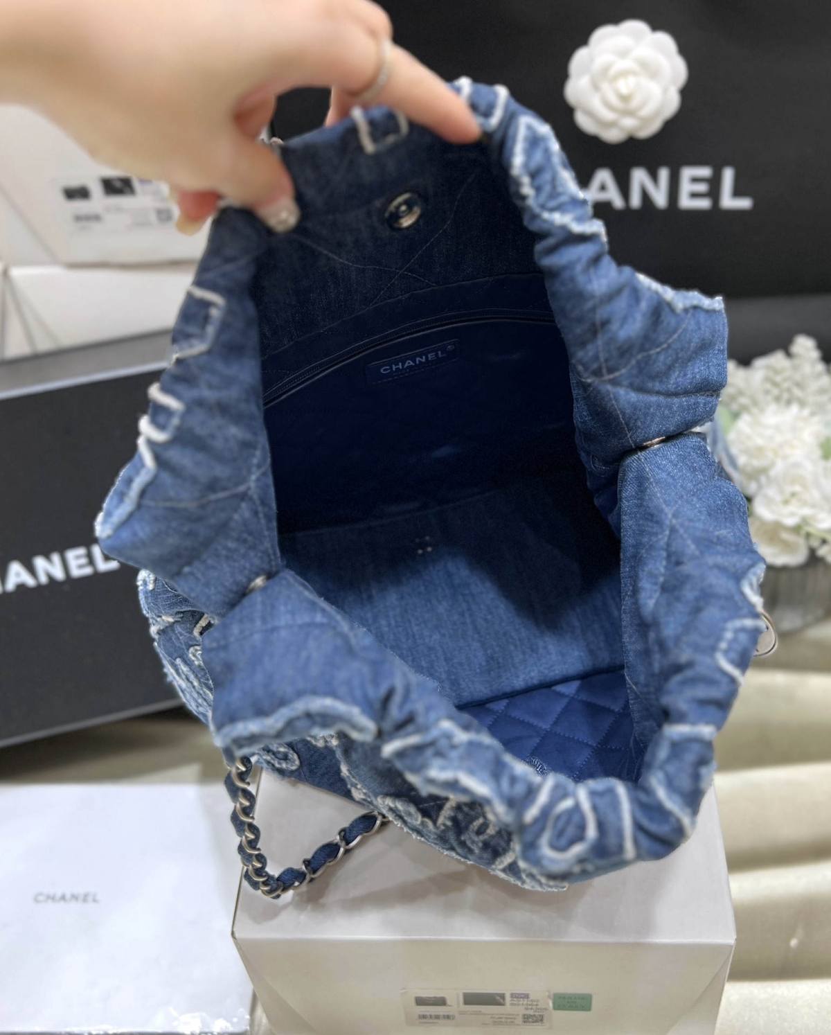 Exploring Ellebag’s Top-Grade Replica of the Chanel 22 Medium Handbag: A 39cm x 42cm Denim Delight with Silver Hardware(2025 Mar Updated)-उत्तम गुणवत्ता नकली लुई Vuitton बैग ऑनलाइन स्टोर, प्रतिकृति डिजाइनर बैग ru