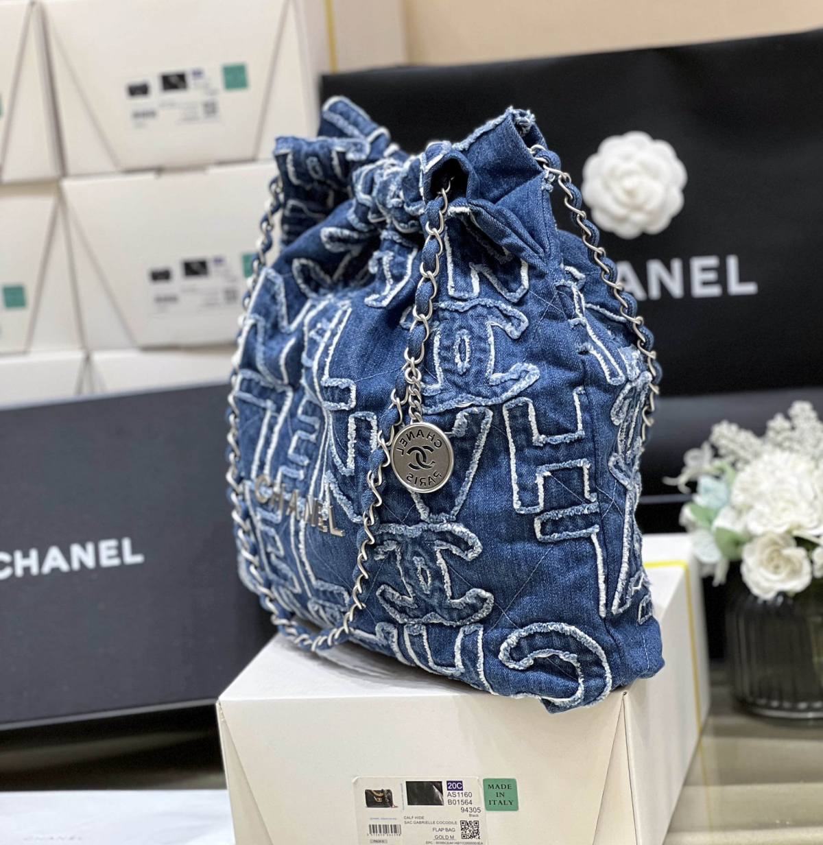 Exploring Ellebag’s Top-Grade Replica of the Chanel 22 Medium Handbag: A 39cm x 42cm Denim Delight with Silver Hardware(2025 Mar Updated)-उत्तम गुणवत्ता नकली लुई Vuitton बैग ऑनलाइन स्टोर, प्रतिकृति डिजाइनर बैग ru