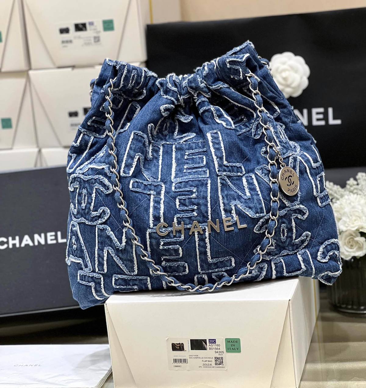 Exploring Ellebag’s Top-Grade Replica of the Chanel 22 Medium Handbag: A 39cm x 42cm Denim Delight with Silver Hardware(2025 Mar Updated)-उत्तम गुणवत्ता नकली लुई Vuitton बैग ऑनलाइन स्टोर, प्रतिकृति डिजाइनर बैग ru