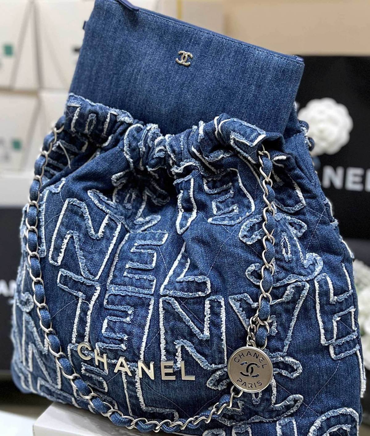 Exploring Ellebag’s Top-Grade Replica of the Chanel 22 Medium Handbag: A 39cm x 42cm Denim Delight with Silver Hardware(2025 Mar Updated)-उत्तम गुणवत्ता नकली लुई Vuitton बैग ऑनलाइन स्टोर, प्रतिकृति डिजाइनर बैग ru