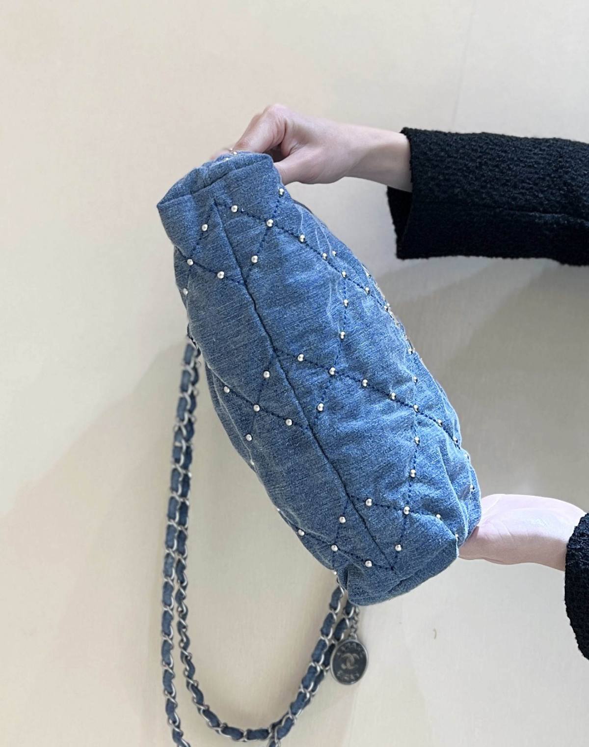 Exploring Ellebag’s Top-Grade Replica of the Chanel 22 Small Handbag: A 35cm x 37cm Denim Delight with Silver Hardware(2025 Mar Updated)-Best Quality Fake Louis Vuitton Bag Online Store, Replica designer bag ru