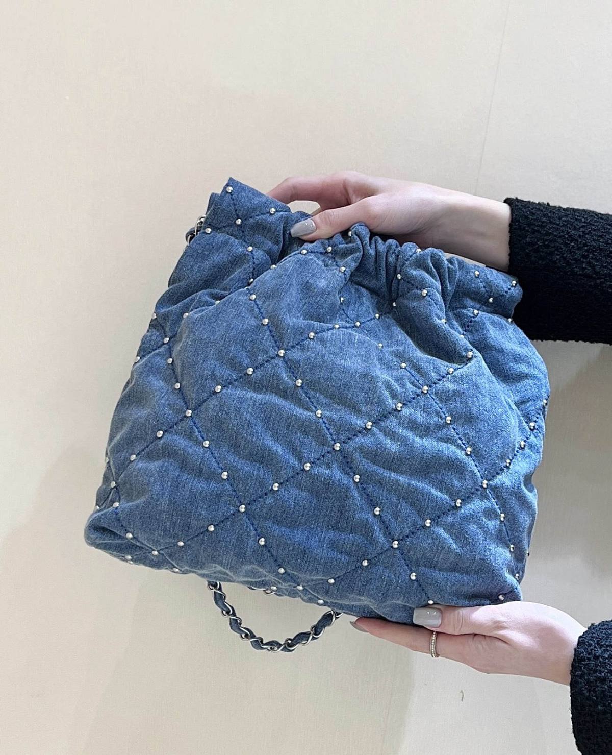 Exploring Ellebag’s Top-Grade Replica of the Chanel 22 Small Handbag: A 35cm x 37cm Denim Delight with Silver Hardware(2025 Mar Updated)-Best Quality Fake Louis Vuitton Bag Online Store, Replica designer bag ru