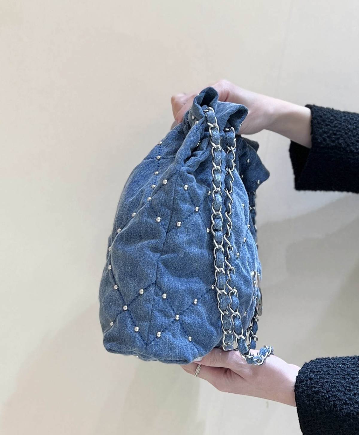 Exploring Ellebag’s Top-Grade Replica of the Chanel 22 Small Handbag: A 35cm x 37cm Denim Delight with Silver Hardware(2025 Mar Updated)-Best Quality Fake Louis Vuitton Bag Online Store, Replica designer bag ru