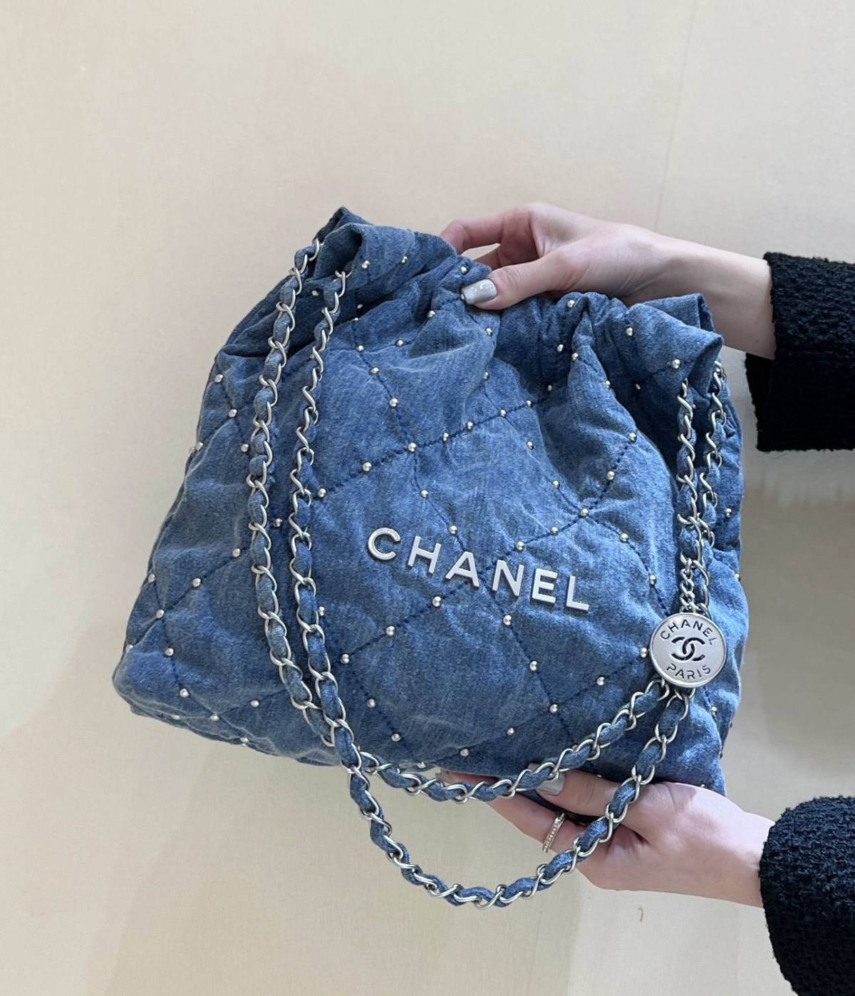 Exploring Ellebag’s Top-Grade Replica of the Chanel 22 Small Handbag: A 35cm x 37cm Denim Delight with Silver Hardware(2025 Mar Updated)-Best Quality Fake Louis Vuitton Bag Online Store, Replica designer bag ru