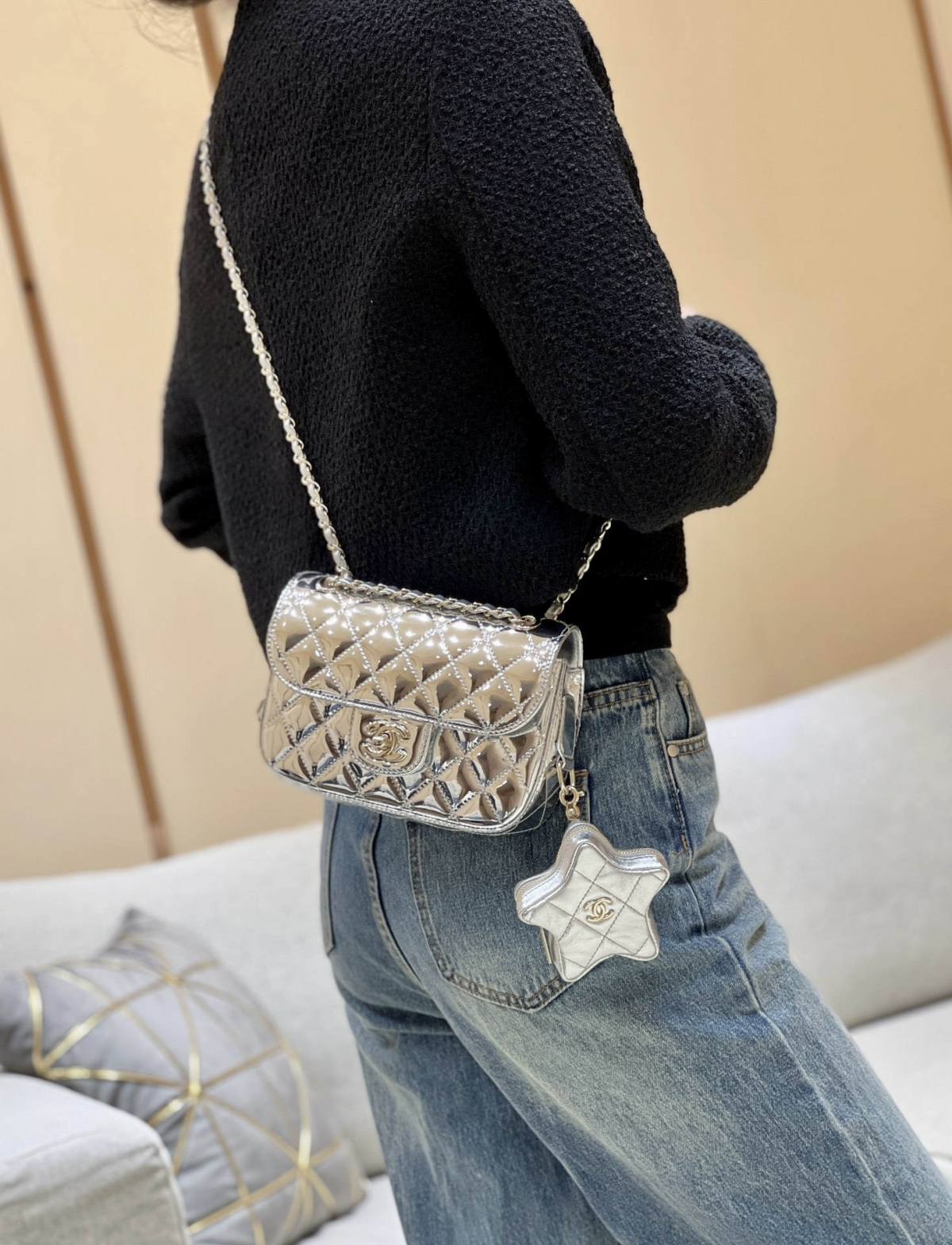 Exploring Ellebag’s Top-Grade Replica of the Chanel Classic Flap Chain Bag: A 12.5cm x 19cm Shiny Silver Edition with Gunmetal Hardware(2025 Mar Updated)-最好的質量假路易威登包網上商店，複製設計師包 ru