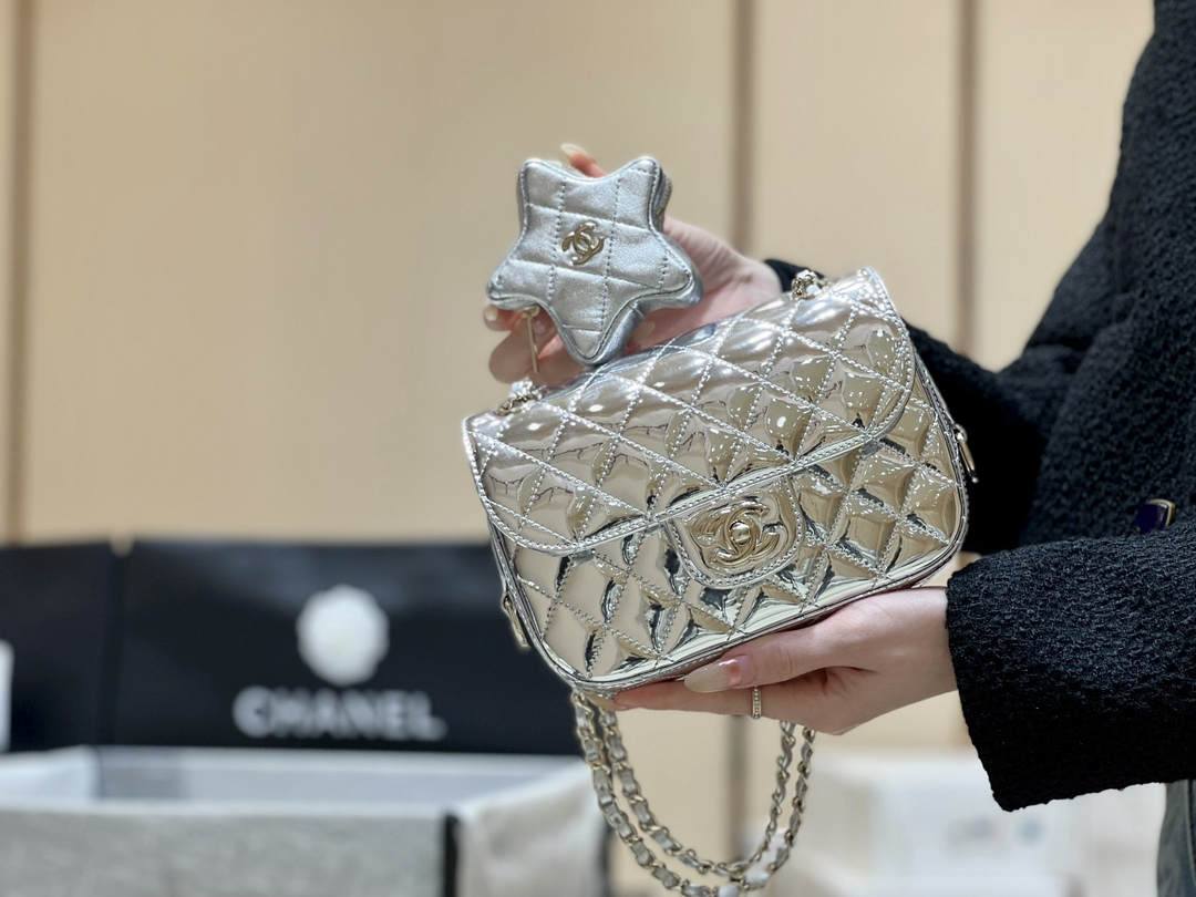 Exploring Ellebag’s Top-Grade Replica of the Chanel Classic Flap Chain Bag: A 12.5cm x 19cm Shiny Silver Edition with Gunmetal Hardware(2025 Mar Updated)-最好的質量假路易威登包網上商店，複製設計師包 ru