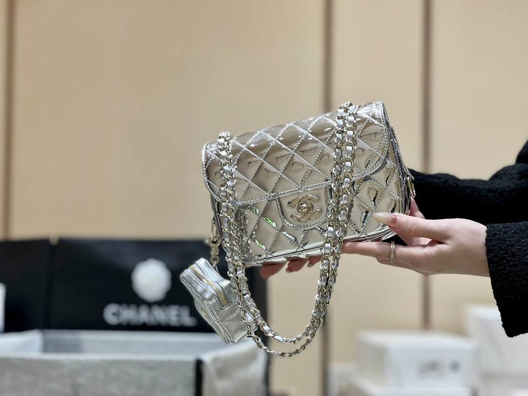 Exploring Ellebag’s Top-Grade Replica of the Chanel Classic Flap Chain Bag: A 12.5cm x 19cm Shiny Silver Edition with Gunmetal Hardware(2025 Mar Updated)-最好的質量假路易威登包網上商店，複製設計師包 ru