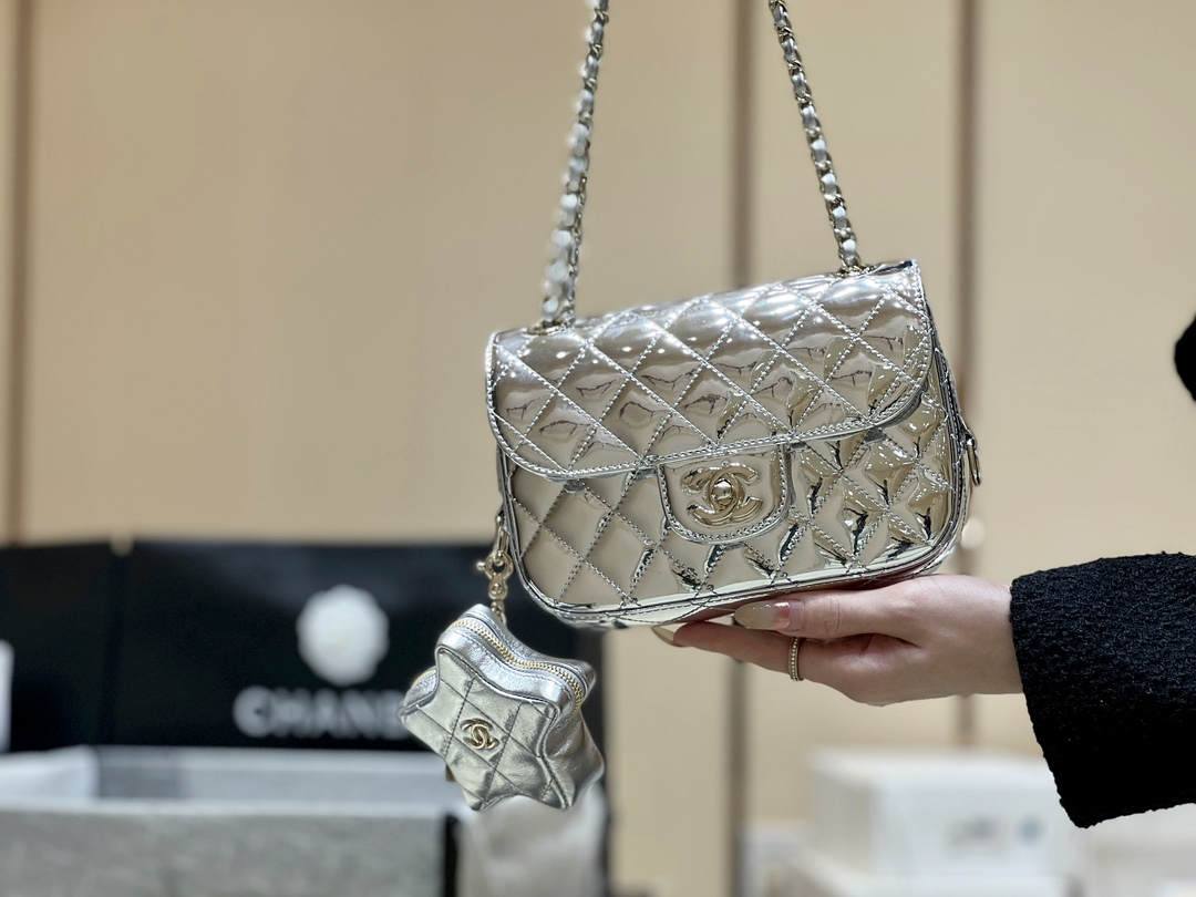 Exploring Ellebag’s Top-Grade Replica of the Chanel Classic Flap Chain Bag: A 12.5cm x 19cm Shiny Silver Edition with Gunmetal Hardware(2025 Mar Updated)-最好的質量假路易威登包網上商店，複製設計師包 ru